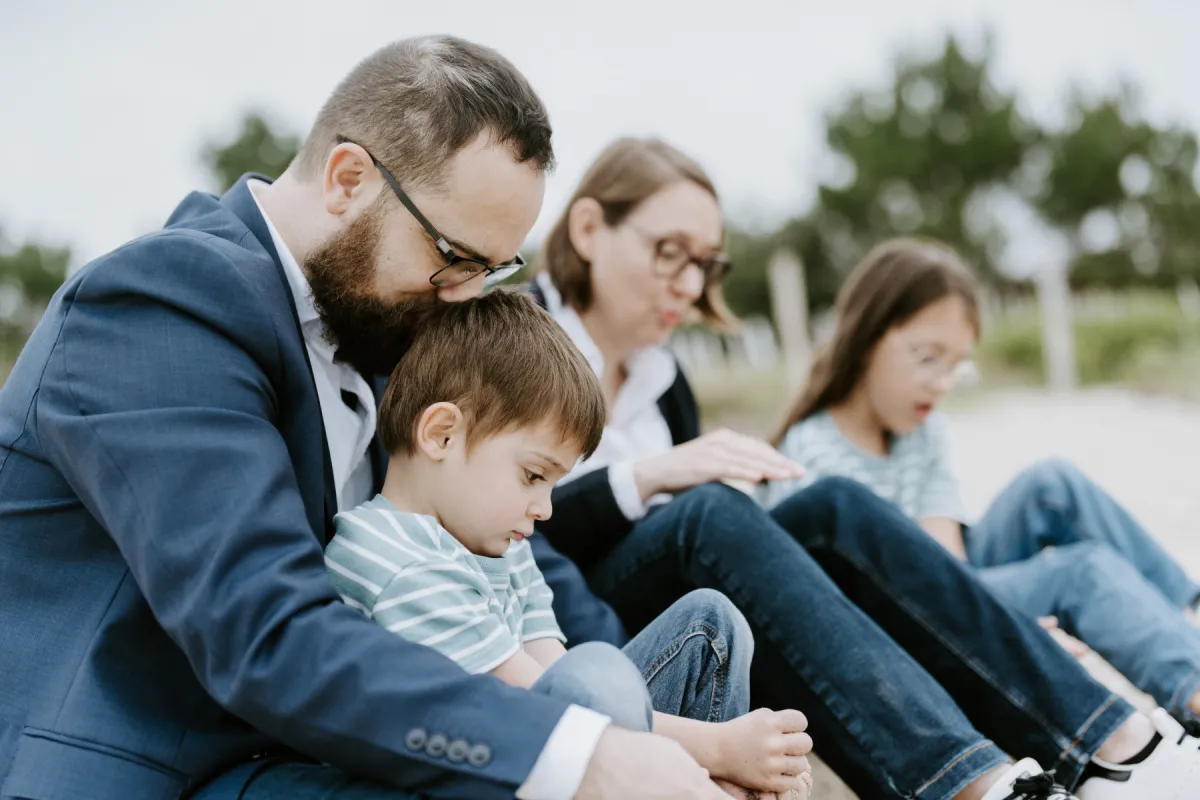 Séance famille Carnac - photo enfants plage mégalithes